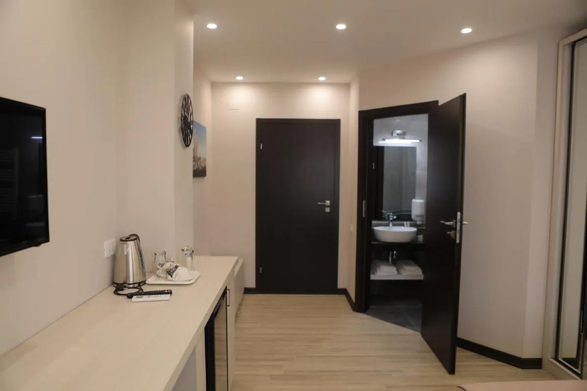 Image 2 of 4Room Hotel
