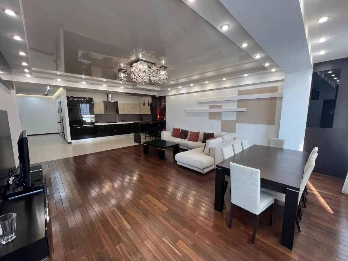 Image 3 of Comfort 3 Bedrooms 2 Bathrooms 205 SQM Apartment Near Republic Square