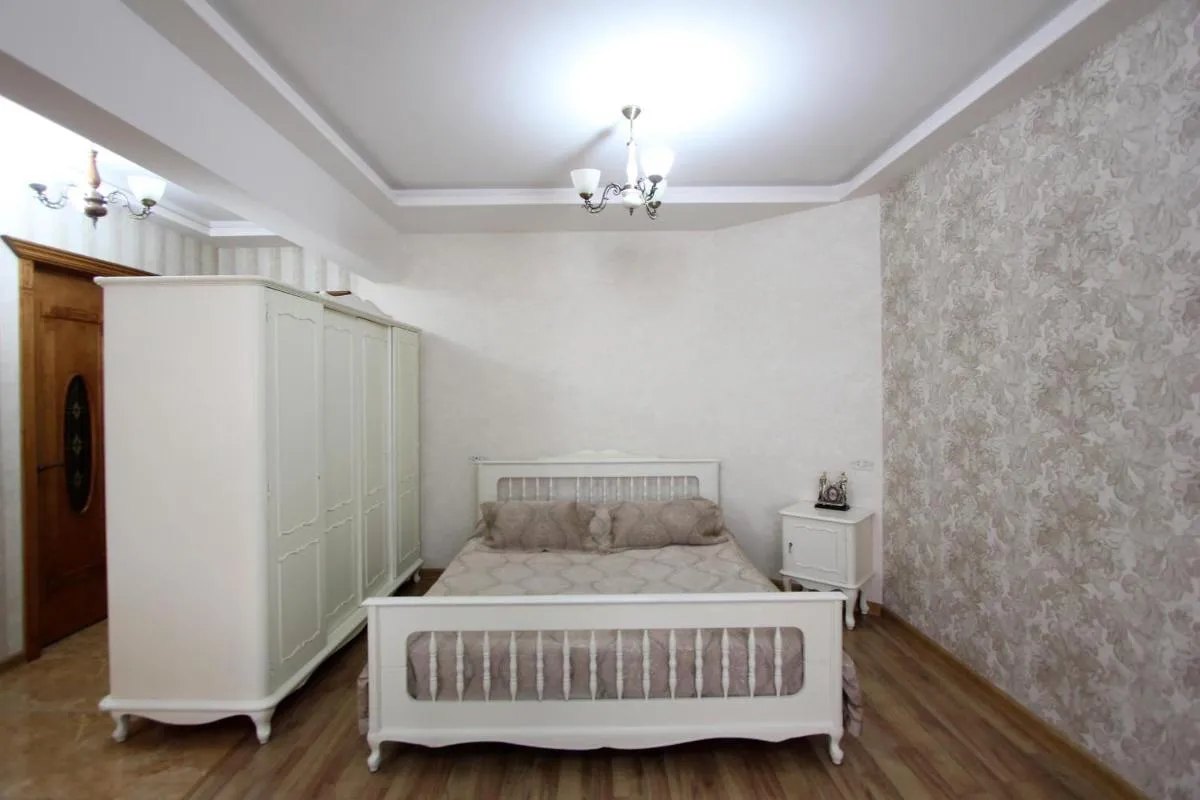 Image 1 of Luxary apartment near opera & Cascade!
