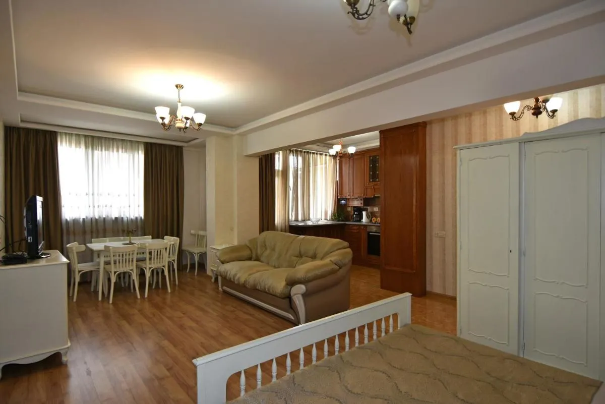 Image 2 of Luxary apartment near opera & Cascade!