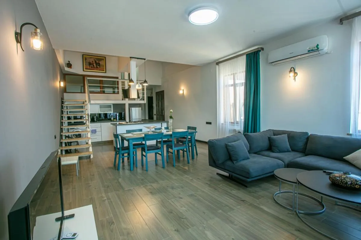 Image 3 of Luxe Apartment in Center