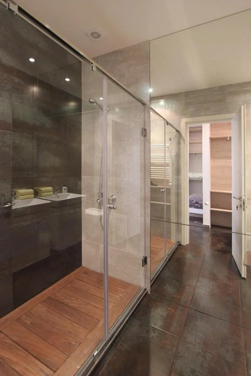 Image 6 of Metro apartment