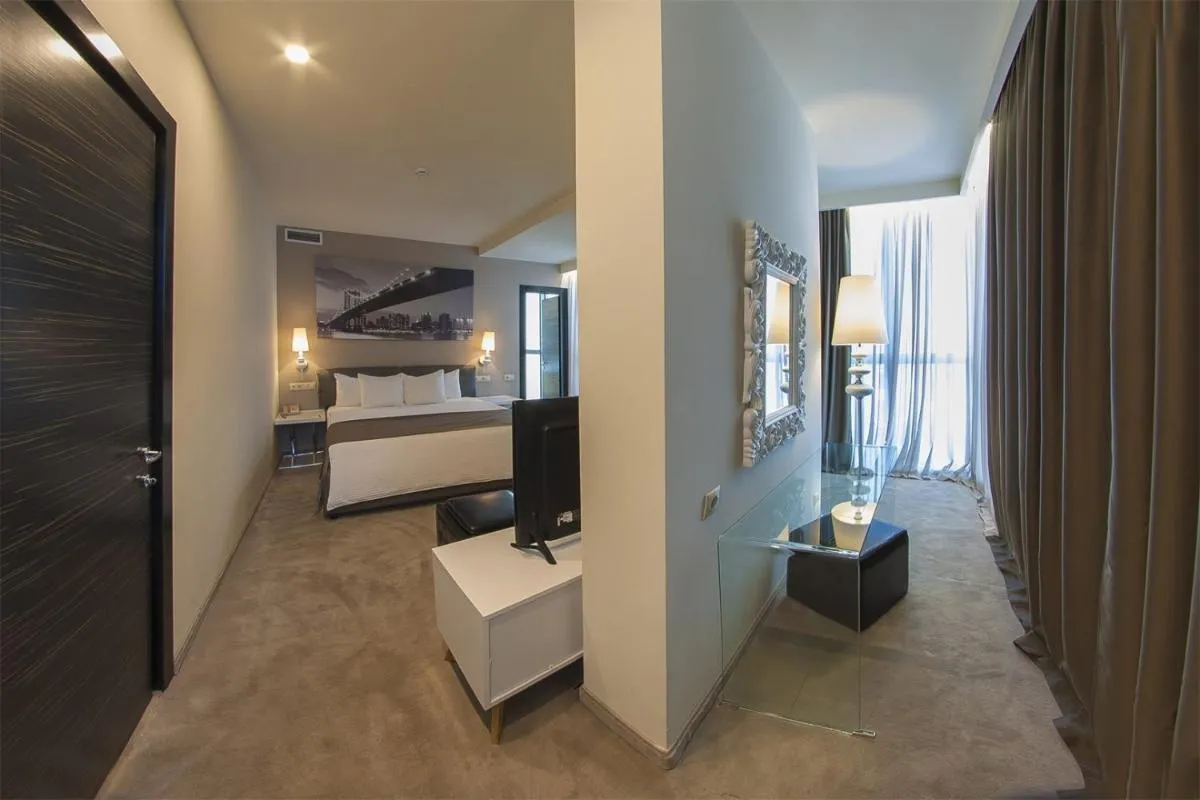 Image 2 of Opera Suite Hotel